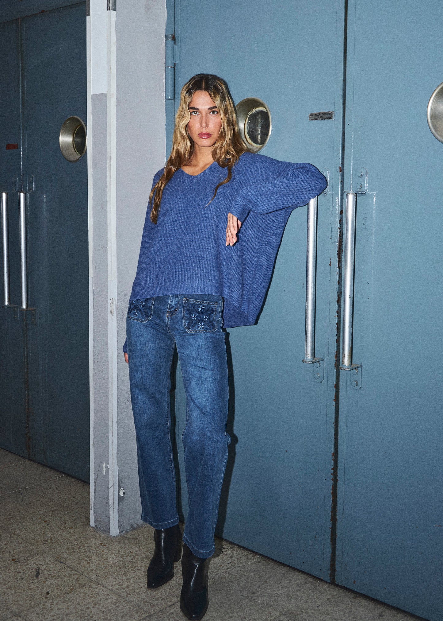 Seamless point-neck sweater