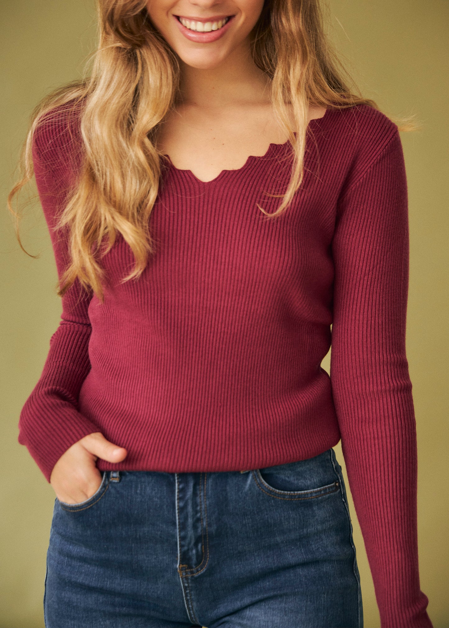 Ribbed point neck sweater