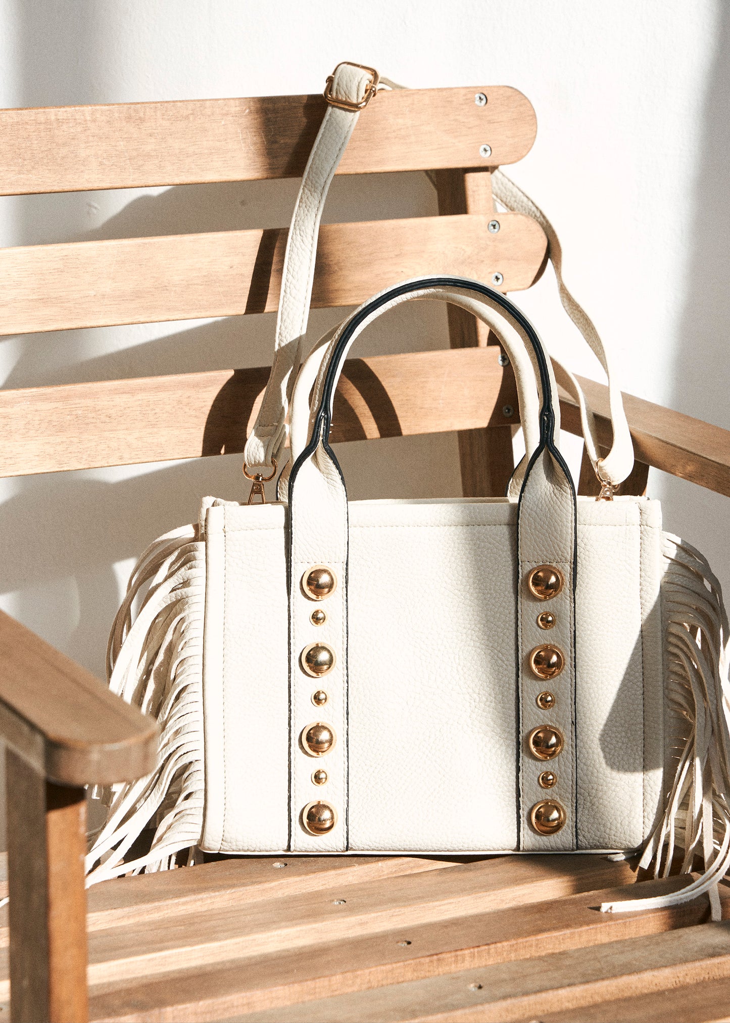 Bolso flecos tachuelas