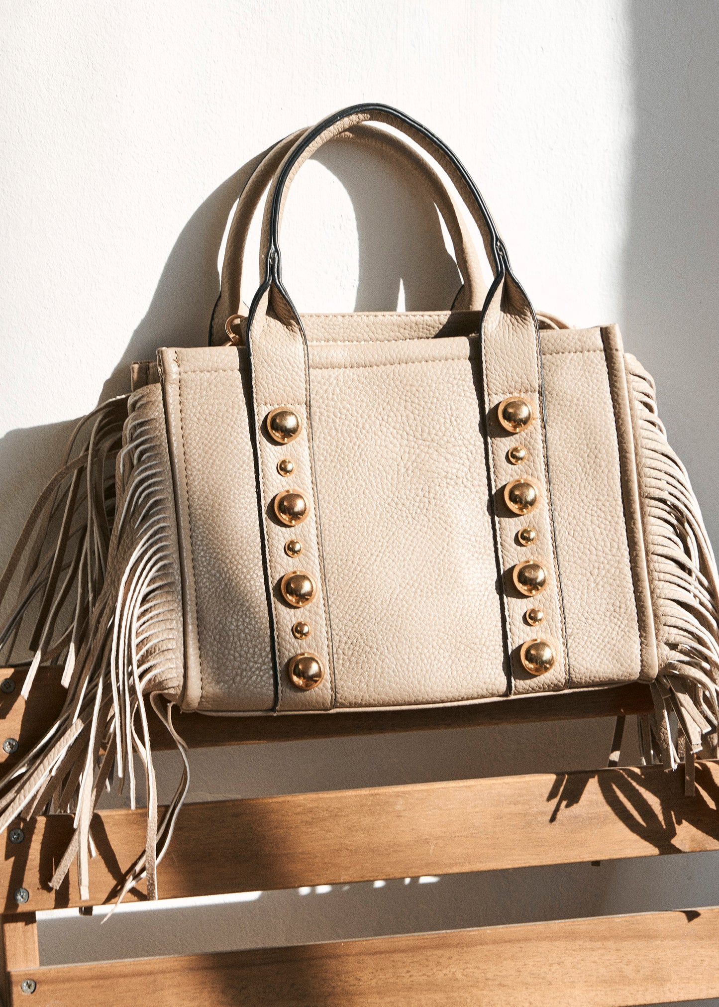 Bolso flecos tachuelas