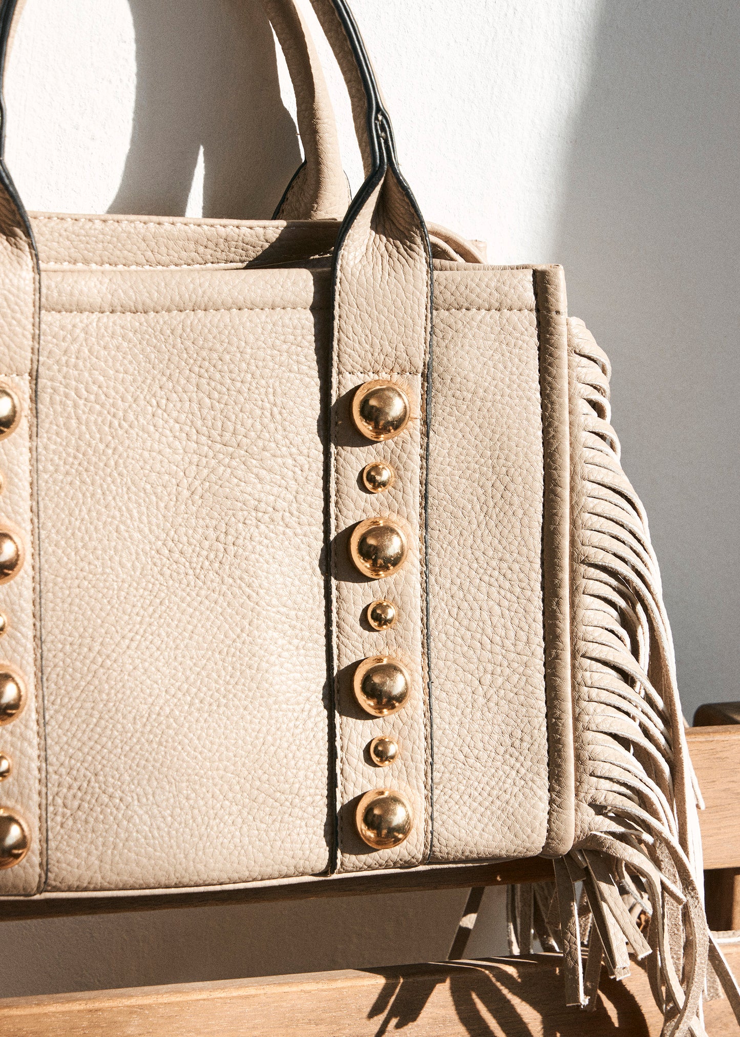 Bolso flecos tachuelas