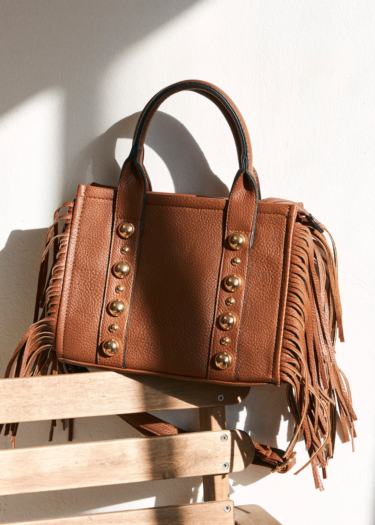 Bolso flecos tachuelas