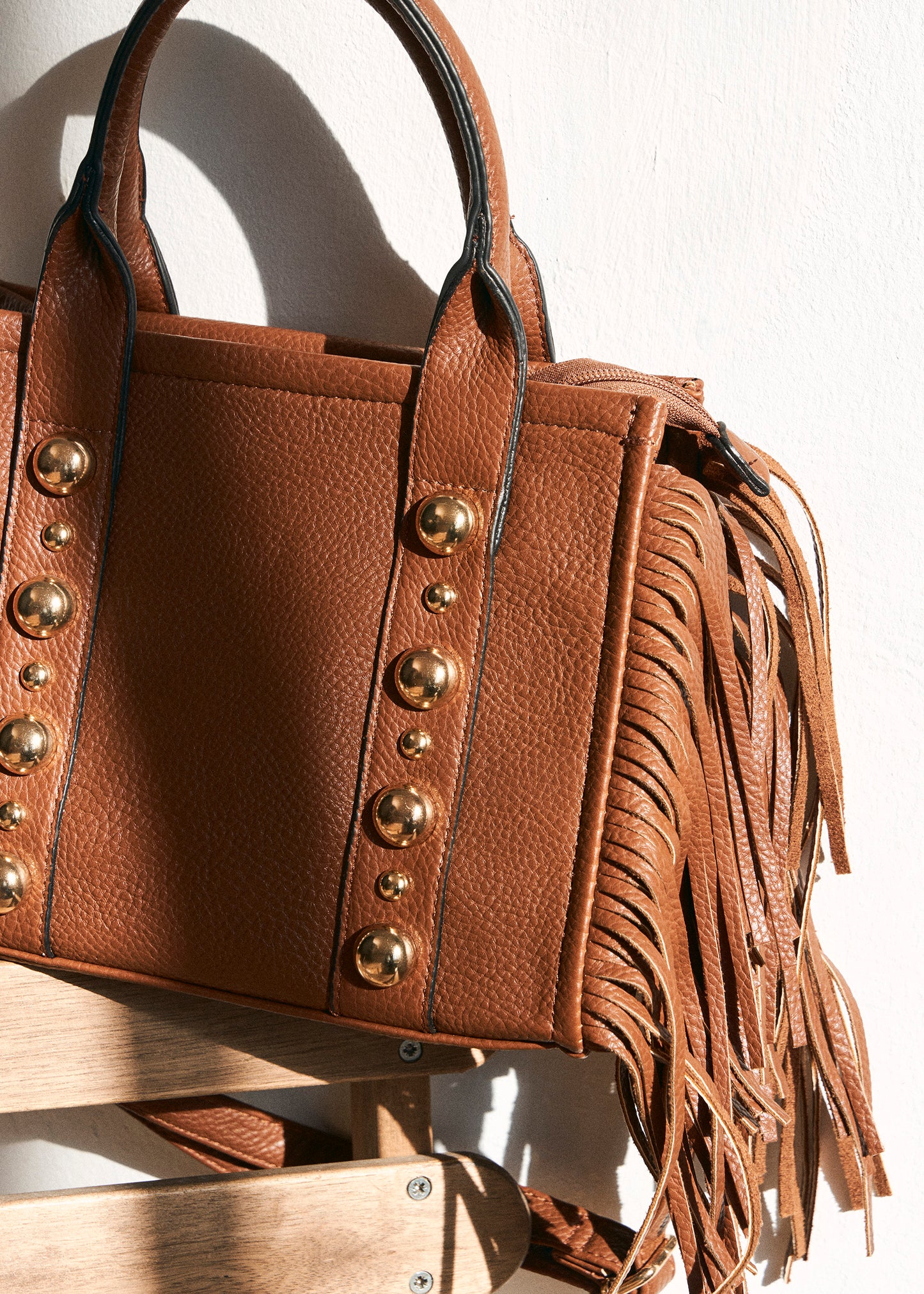 Bolso flecos tachuelas