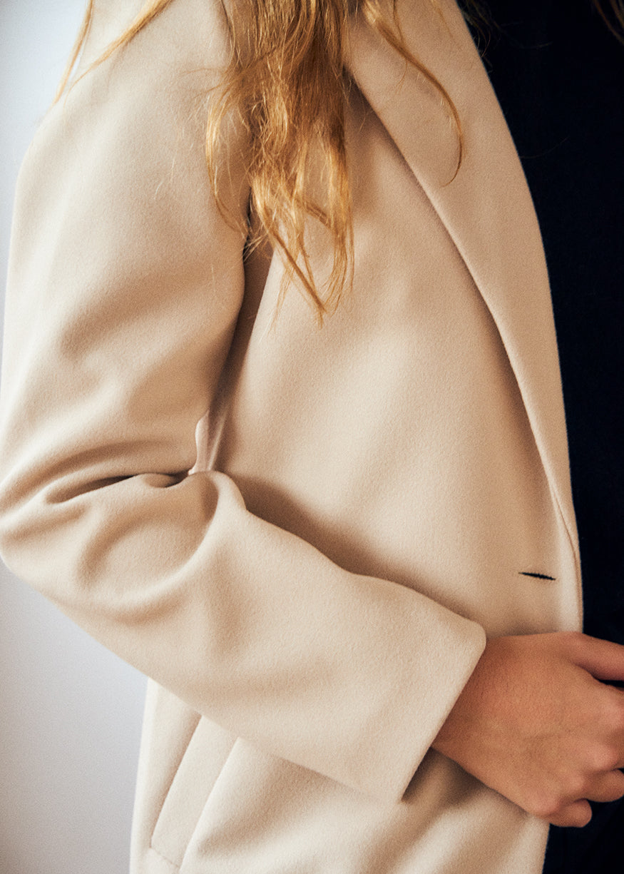 Straight coat with lapels