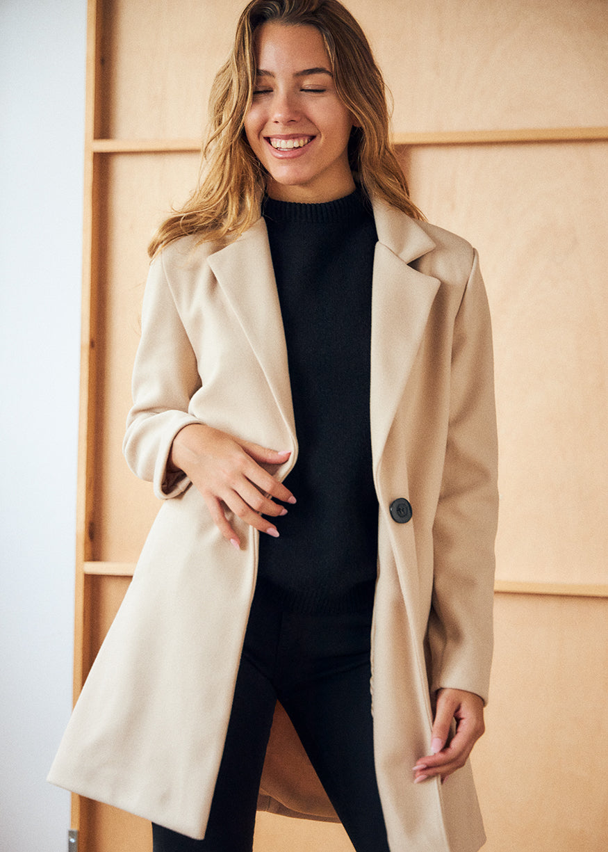 Straight coat with lapels