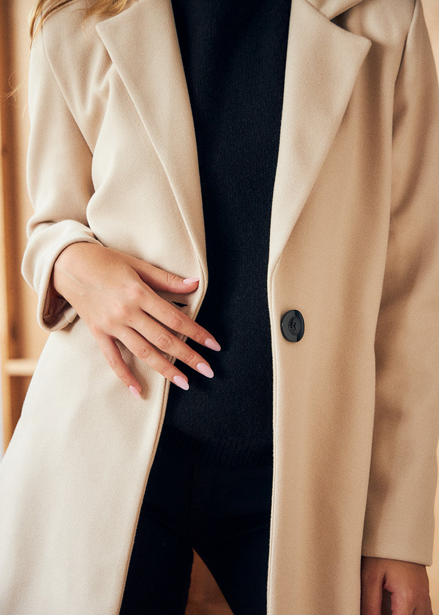 Straight coat with lapels