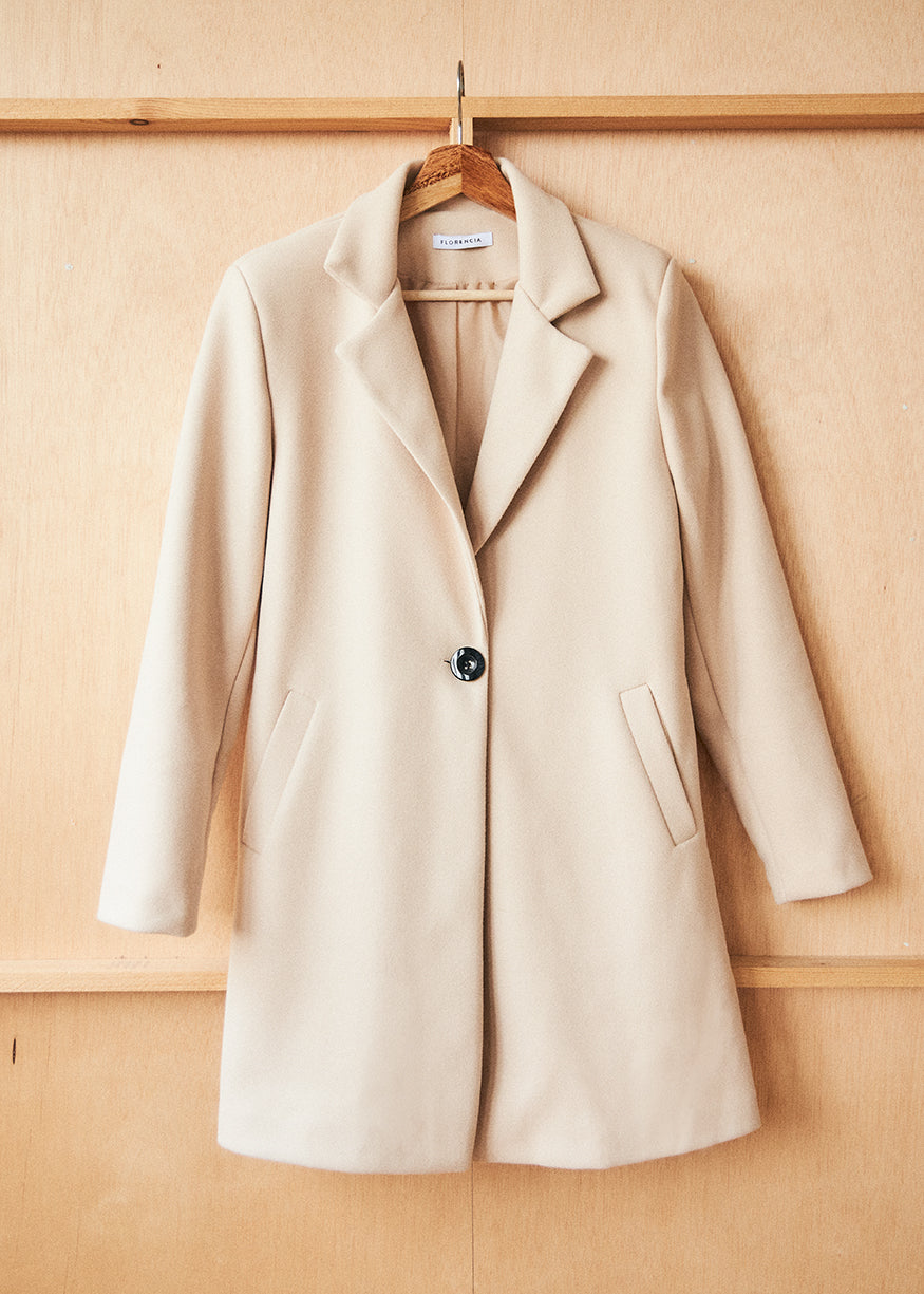 Straight coat with lapels