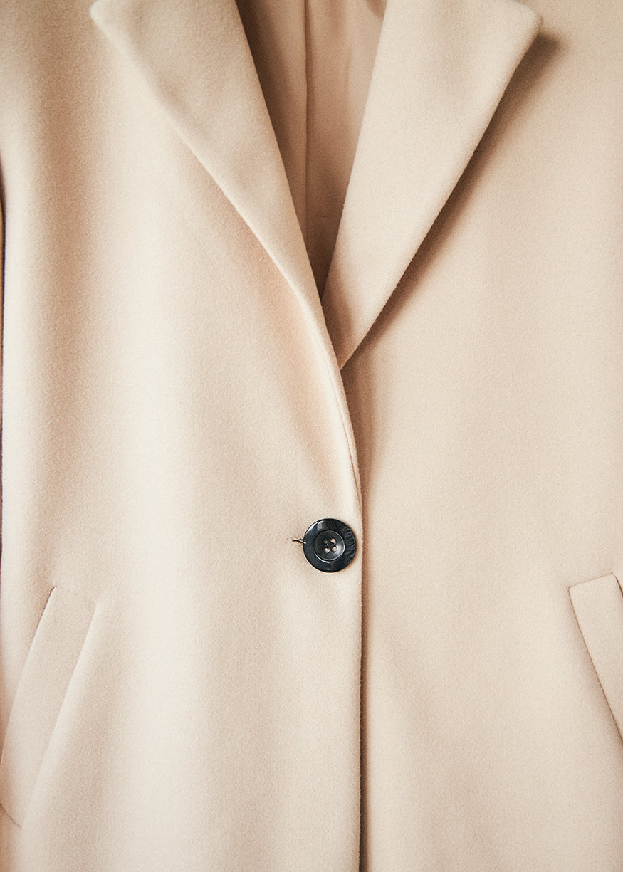 Straight coat with lapels