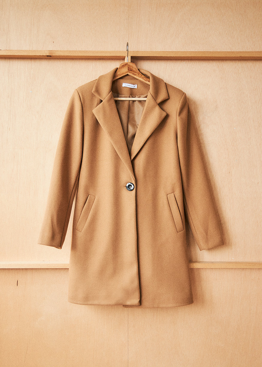 Straight coat with lapels