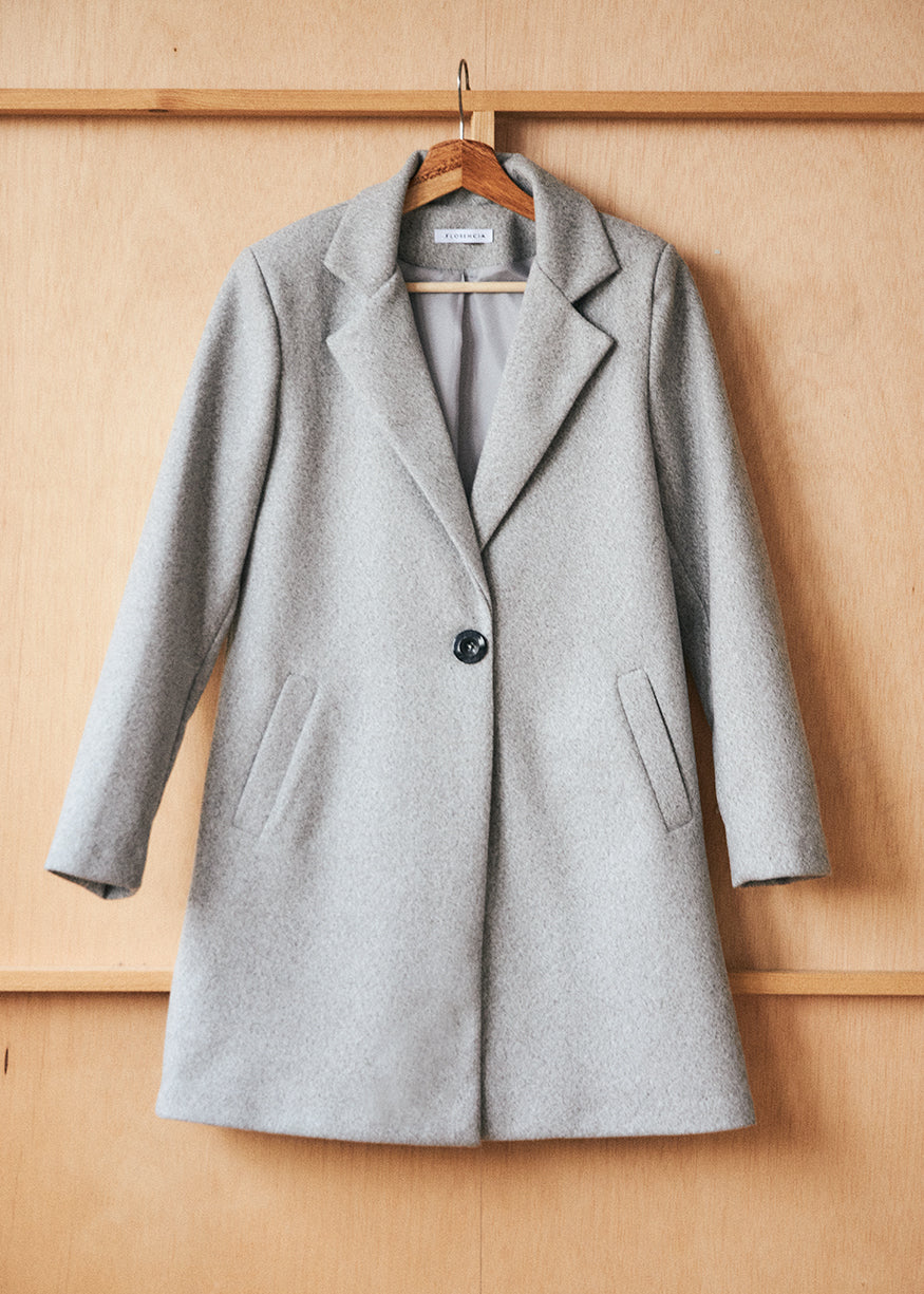 Straight coat with lapels