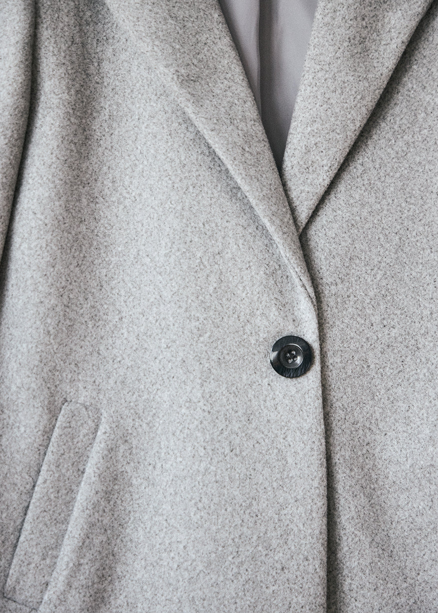 Straight coat with lapels