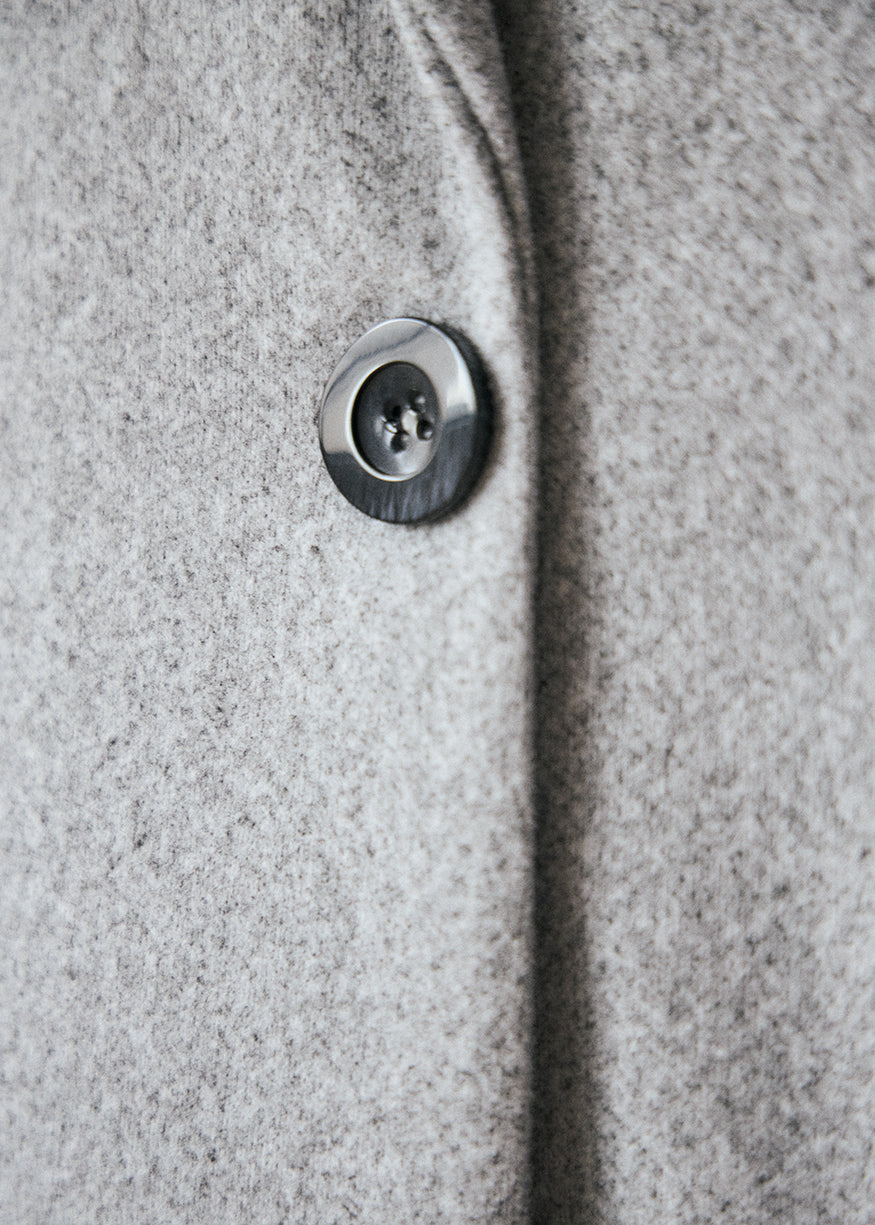 Straight coat with lapels