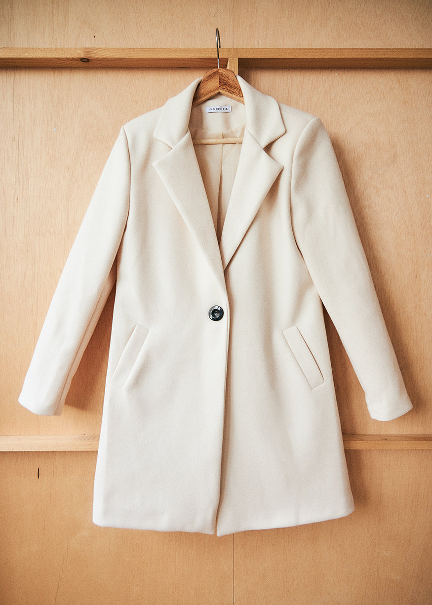 Straight coat with lapels