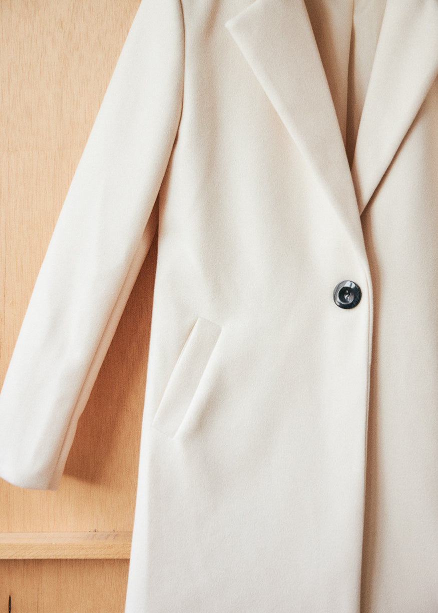 Straight coat with lapels