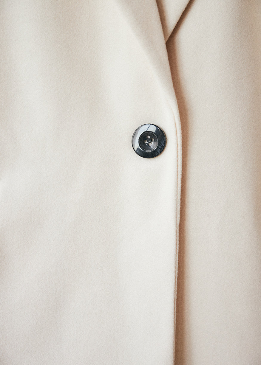 Straight coat with lapels