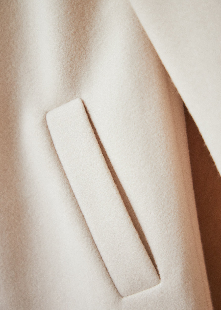 Straight coat with lapels