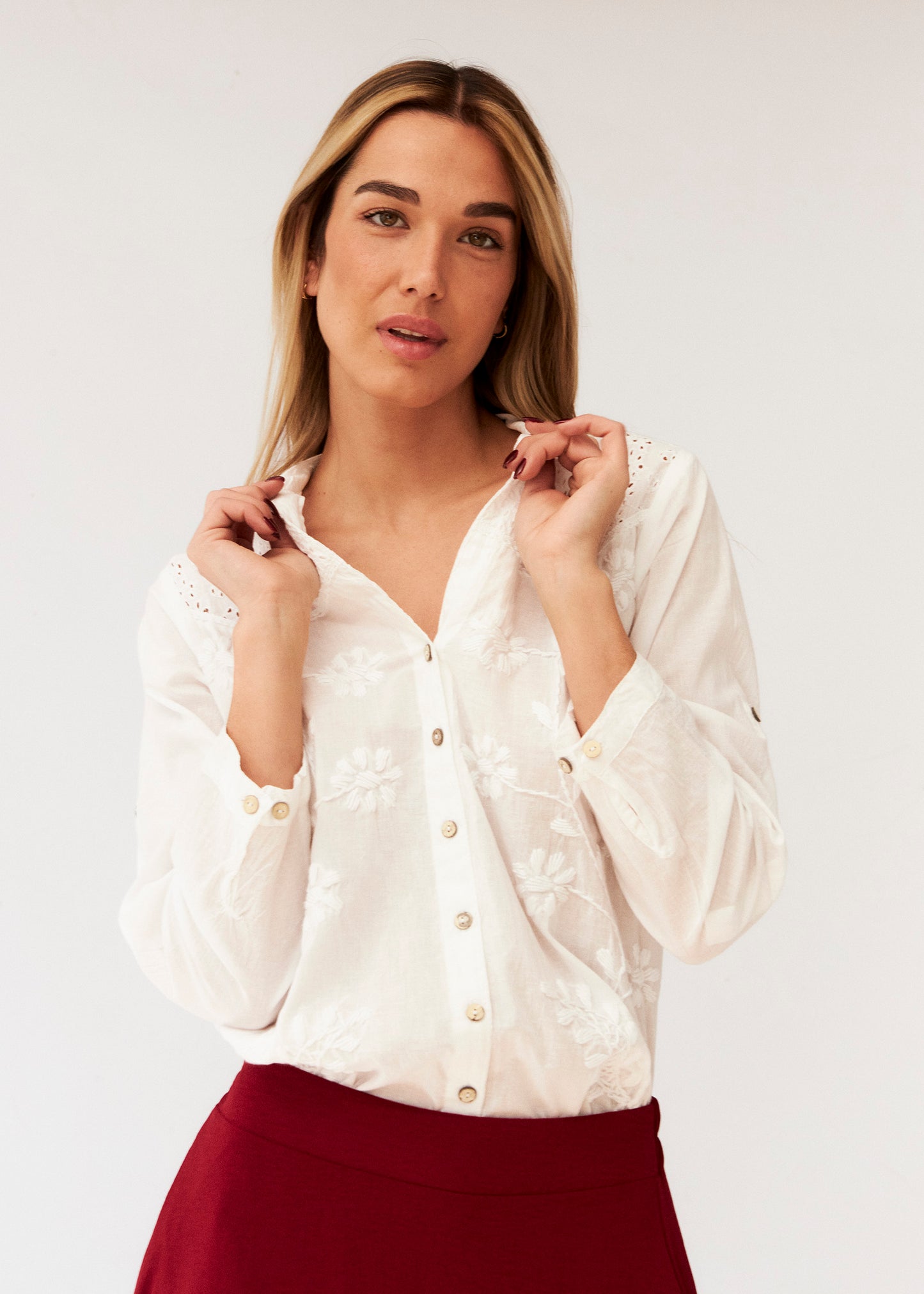 Camisa flores bordada