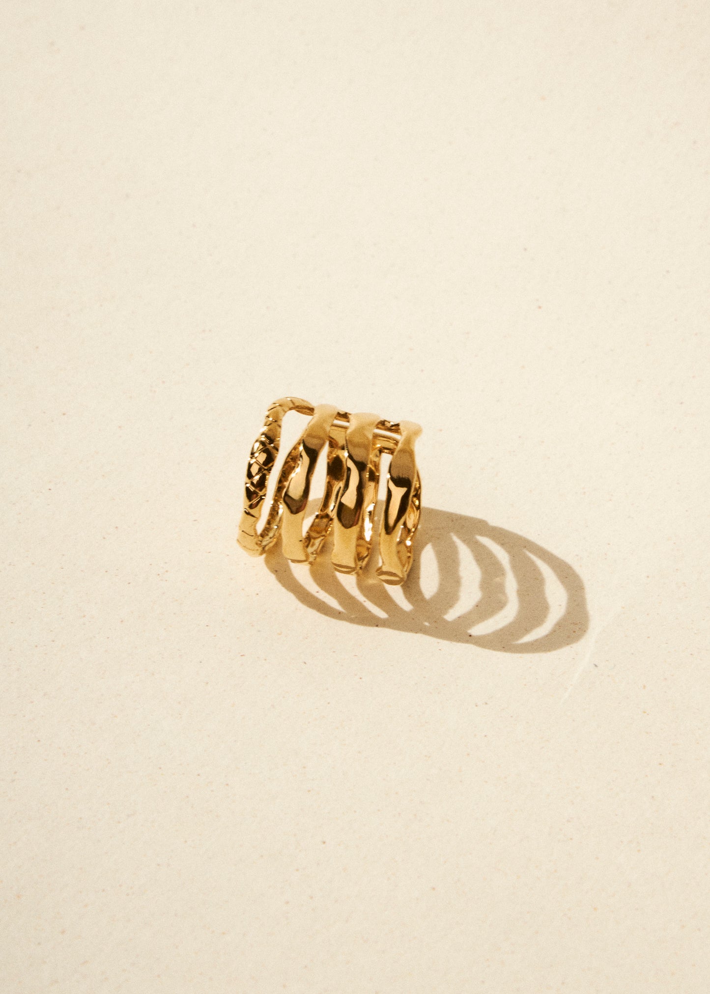 Anillo lineas onduladas