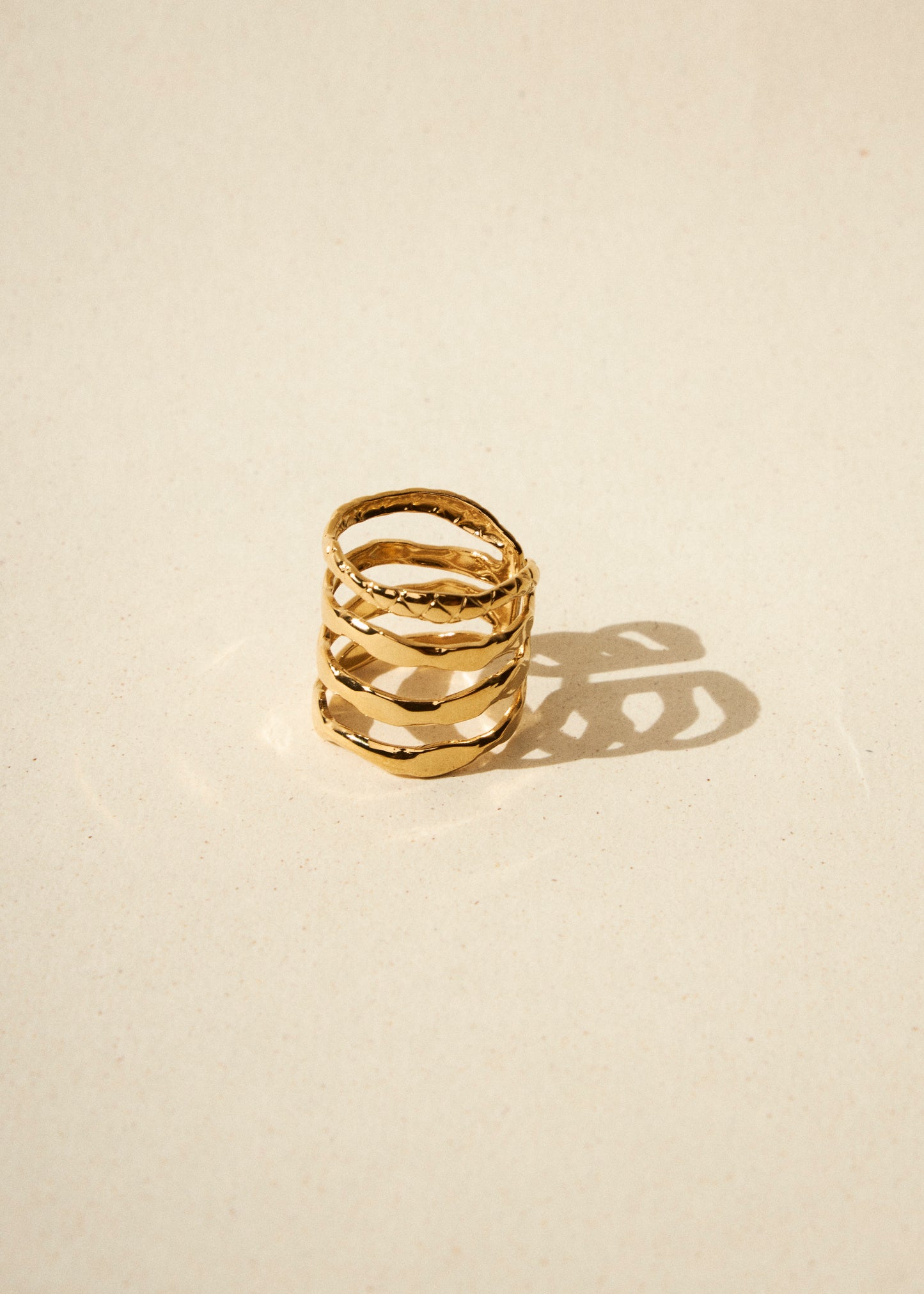 Anillo lineas onduladas