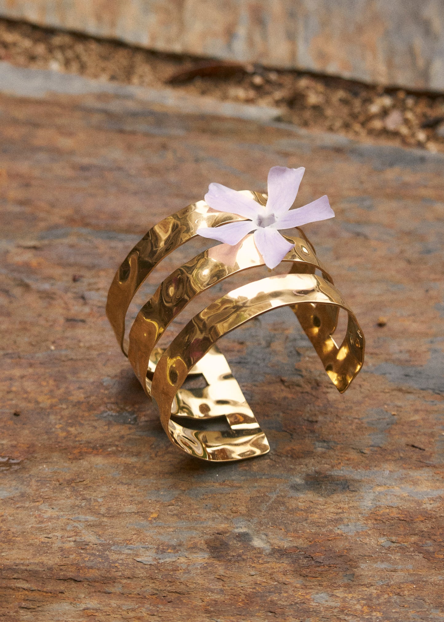 Rigid textured bracelet
