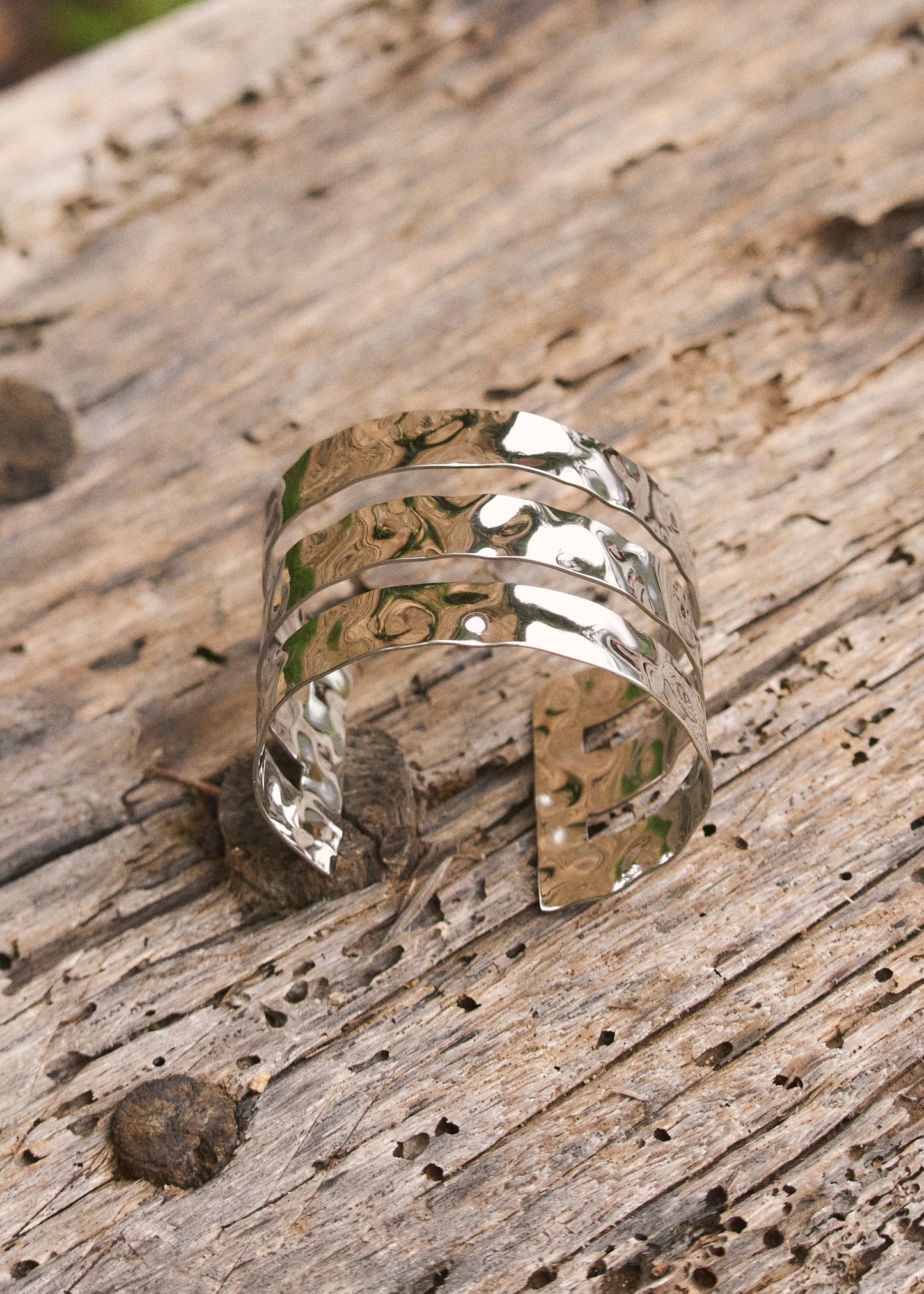 Rigid textured bracelet