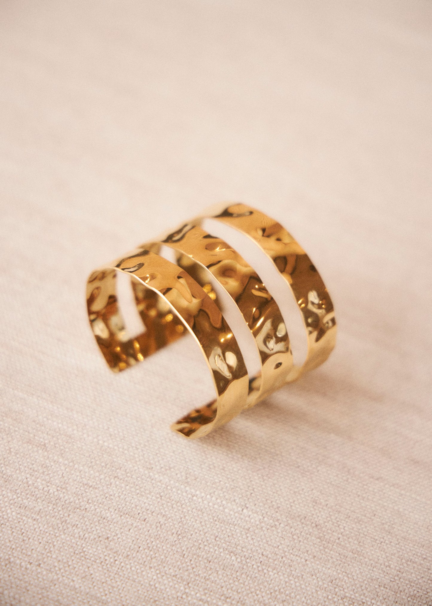 Rigid textured bracelet