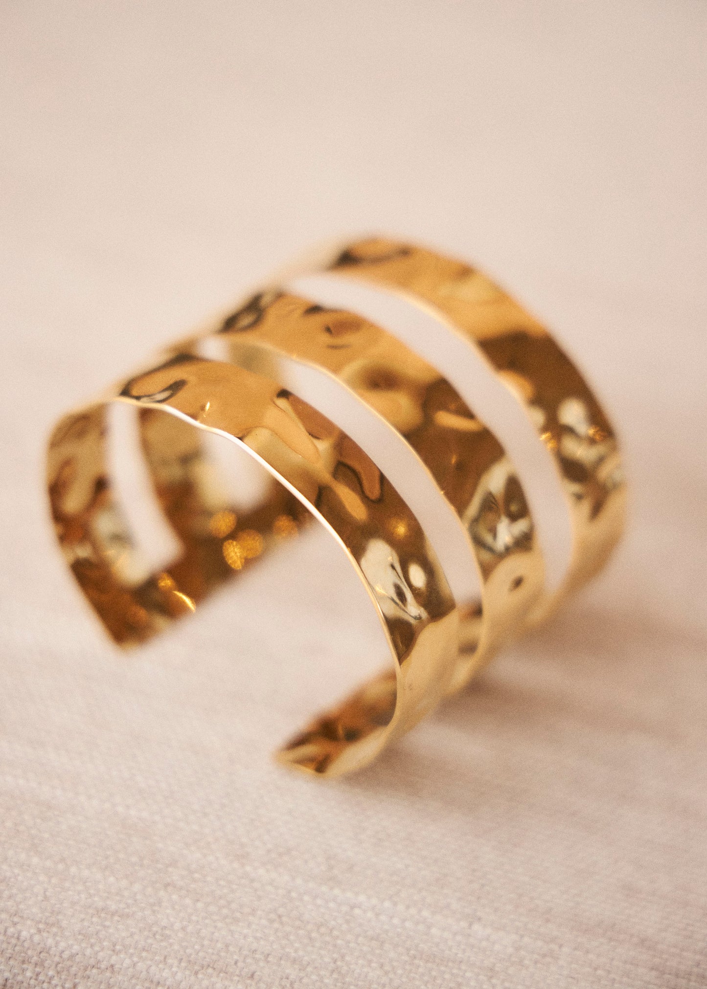 Rigid textured bracelet