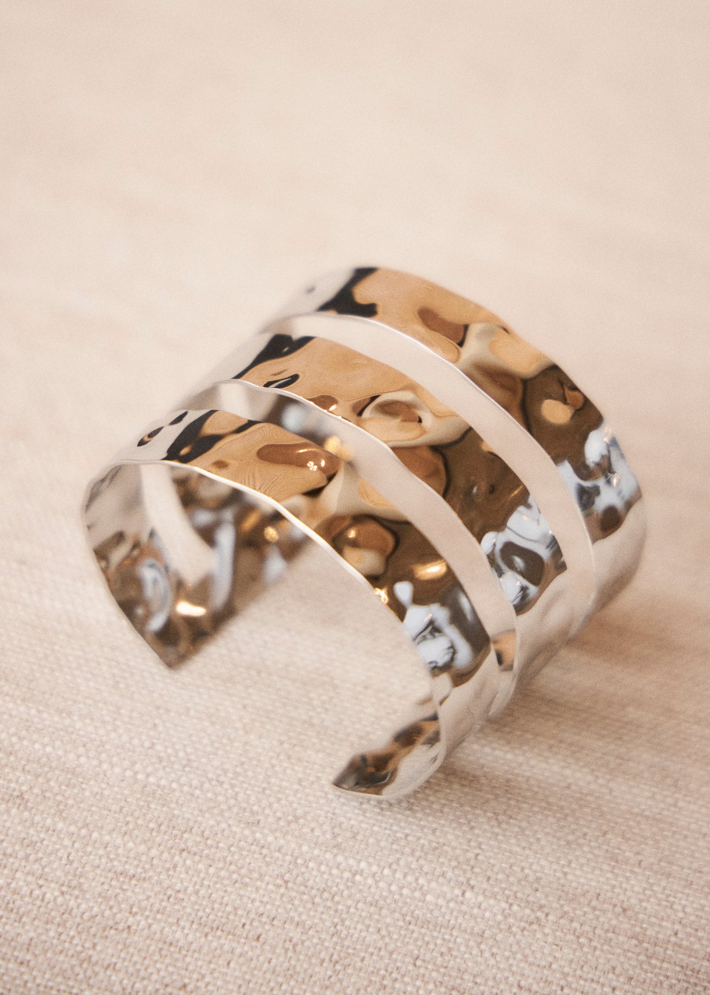 Rigid textured bracelet