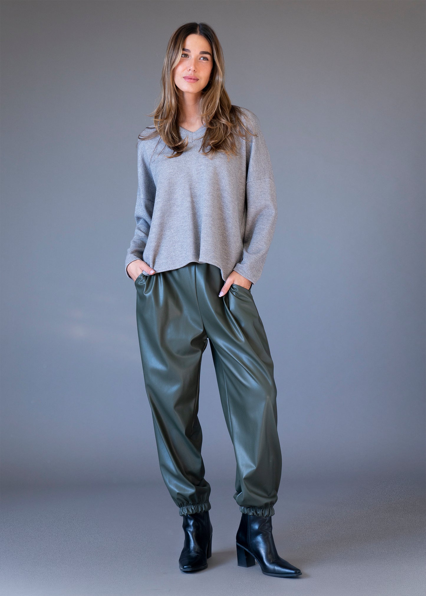 Pantalones jogger efecto piel