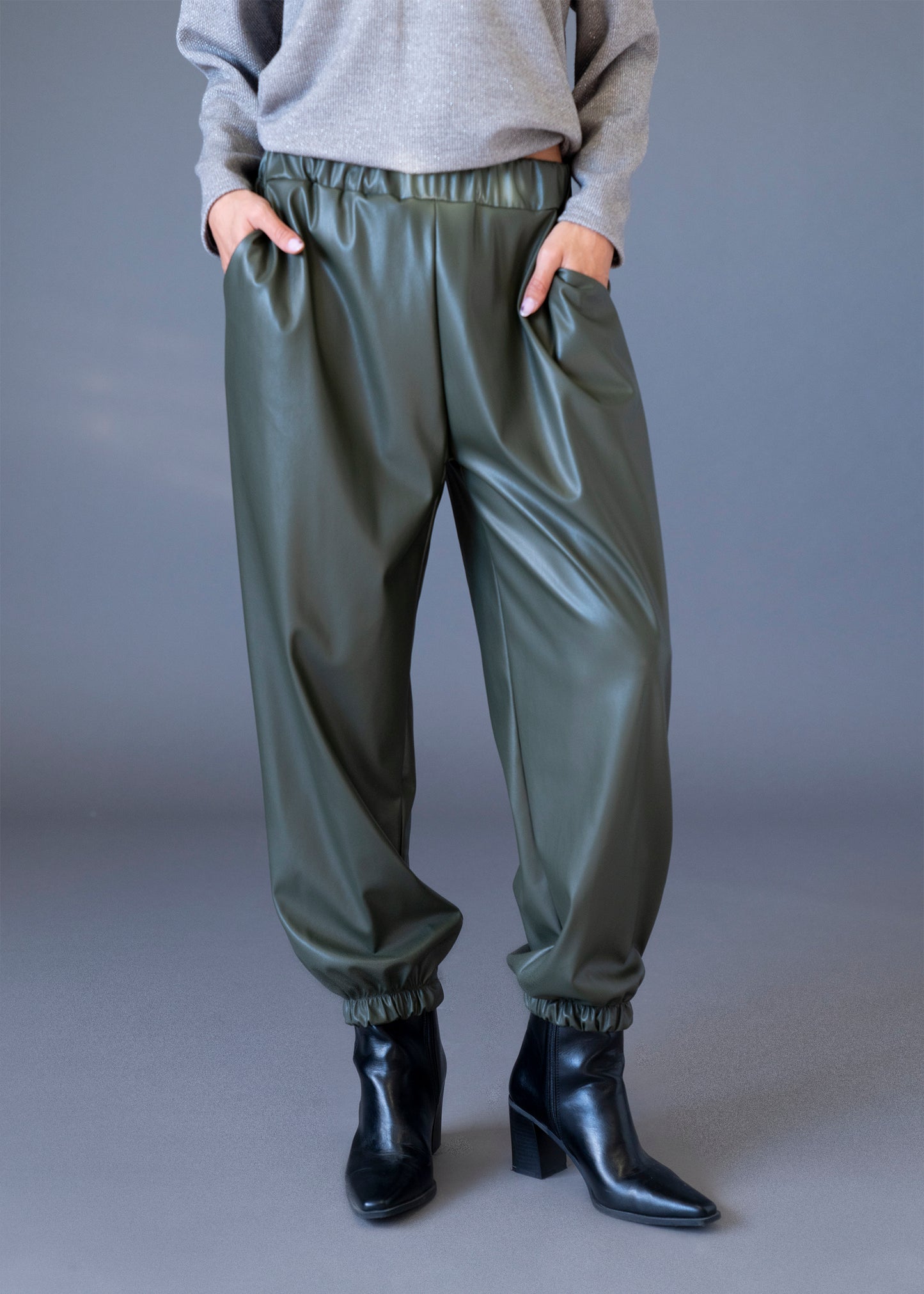 Pantalones jogger efecto piel