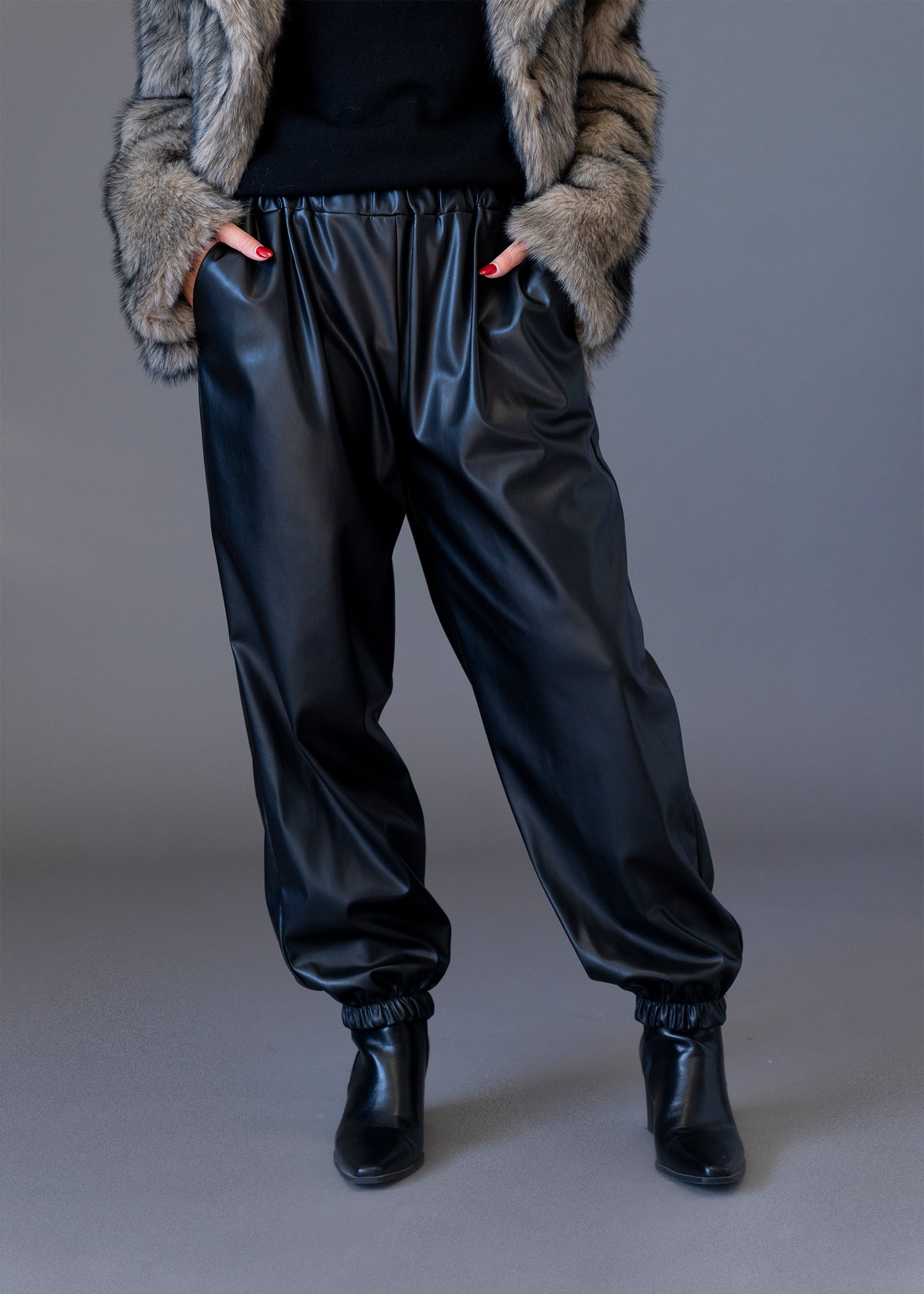 Pantalones jogger efecto piel