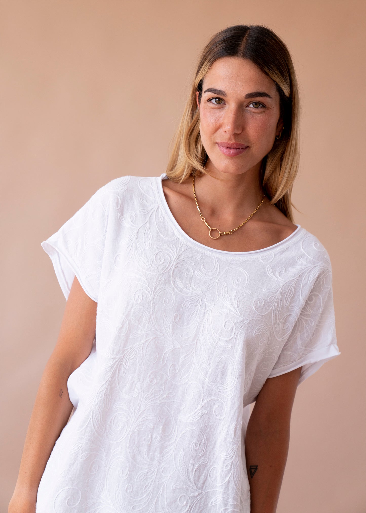 Camiseta bordada cuello redondo