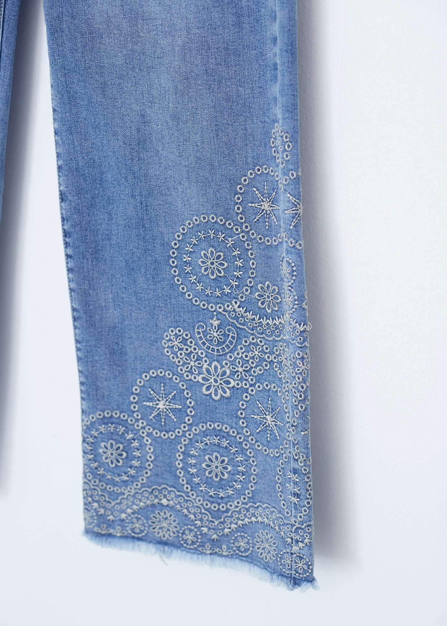 Jeans rectos bordados