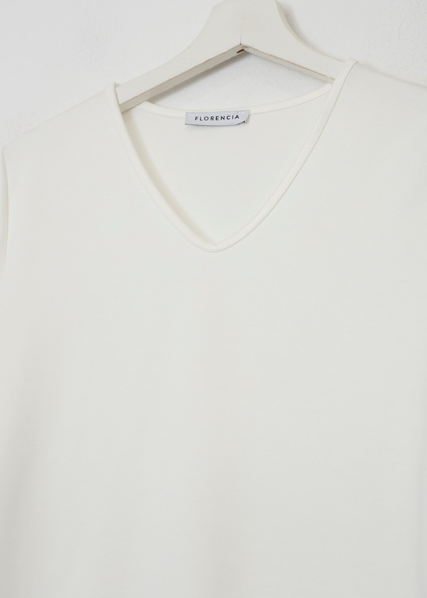 Camiseta básica cuello punta