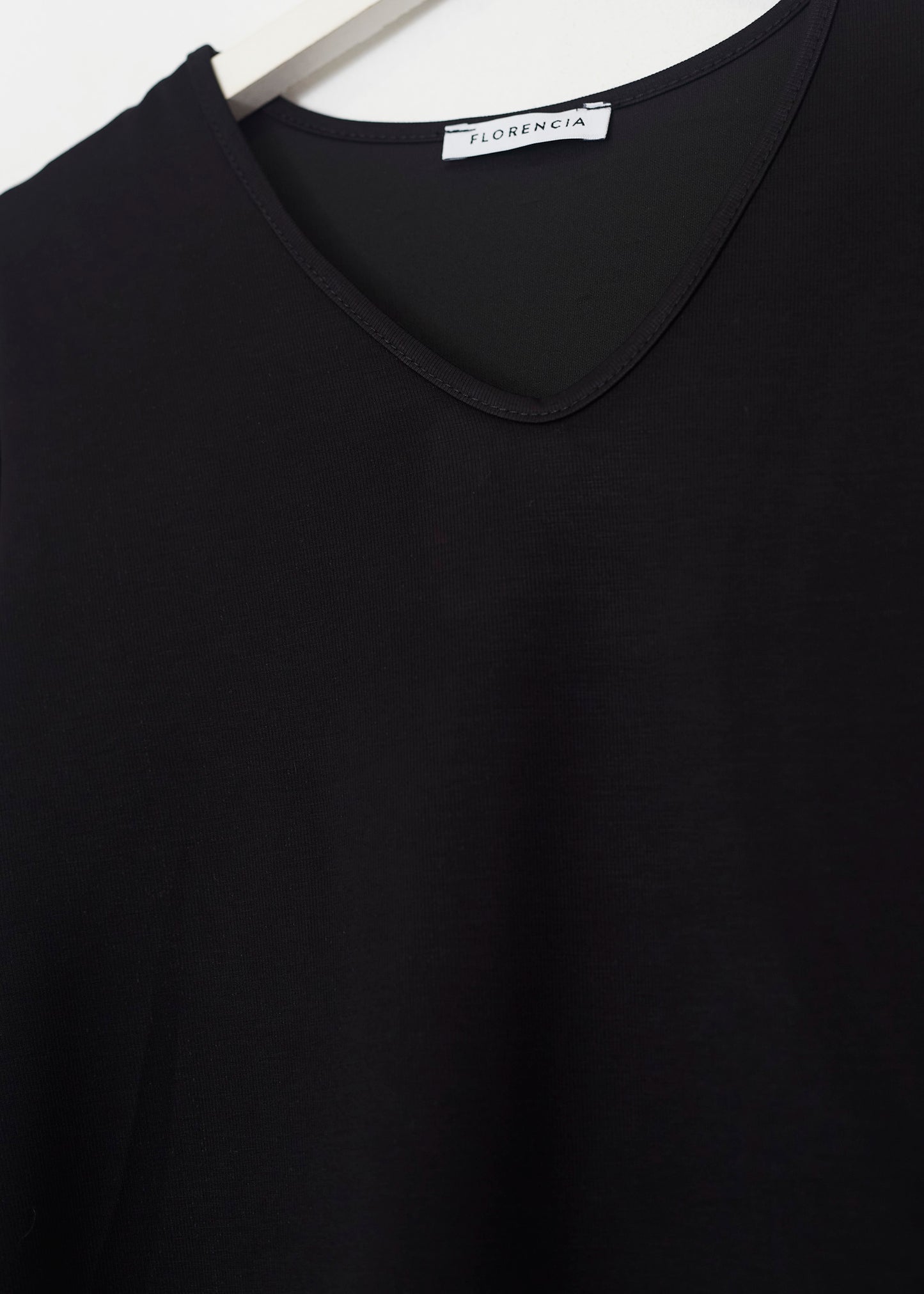 Camiseta básica cuello punta