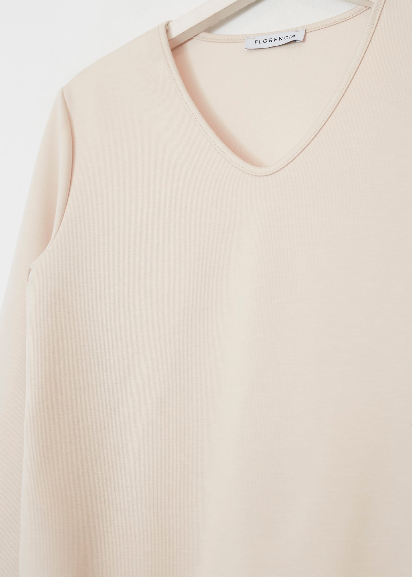 Camiseta básica cuello punta
