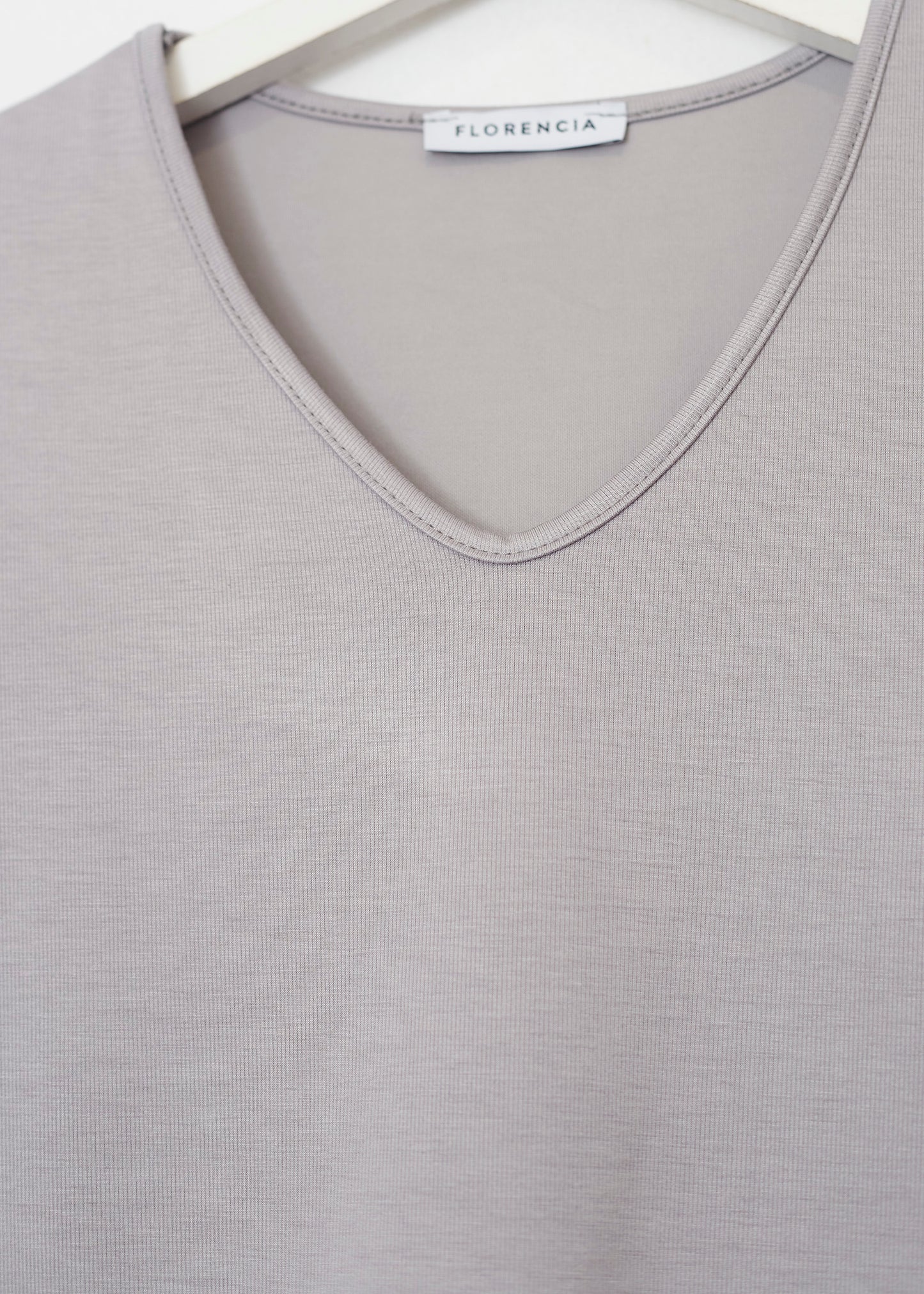 Camiseta básica cuello punta