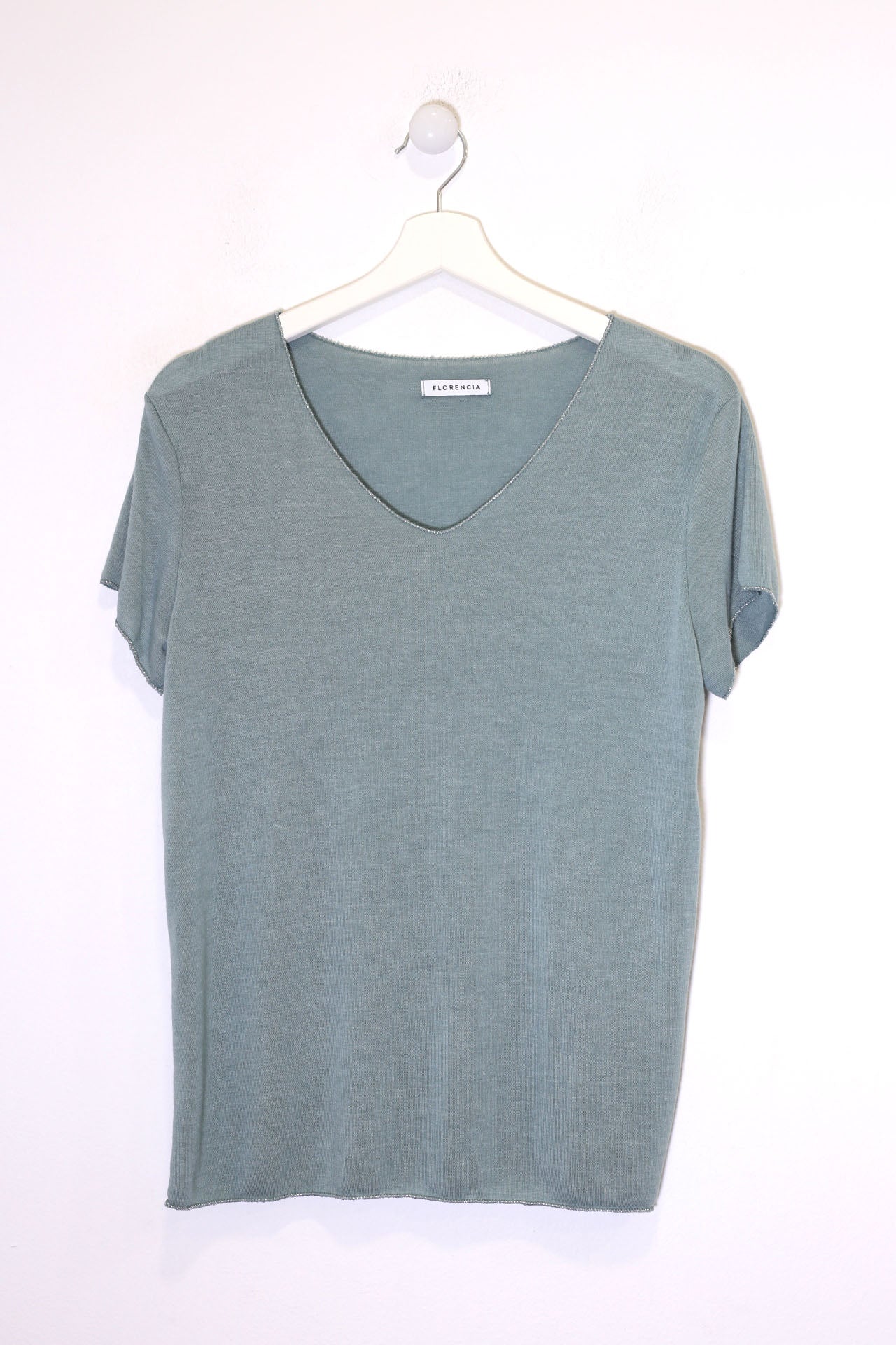 Camiseta cuello pico brillo
