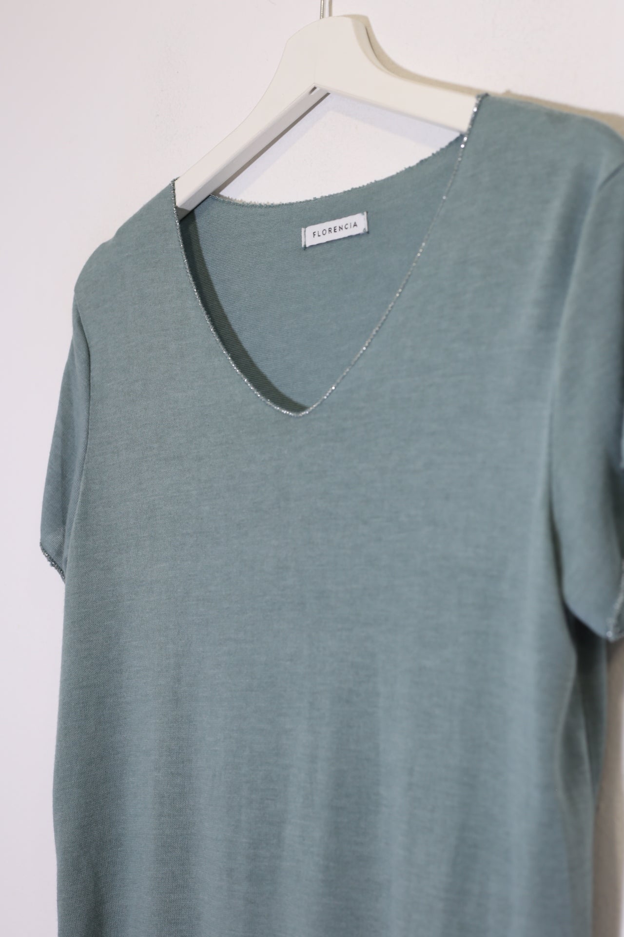 Camiseta cuello pico brillo