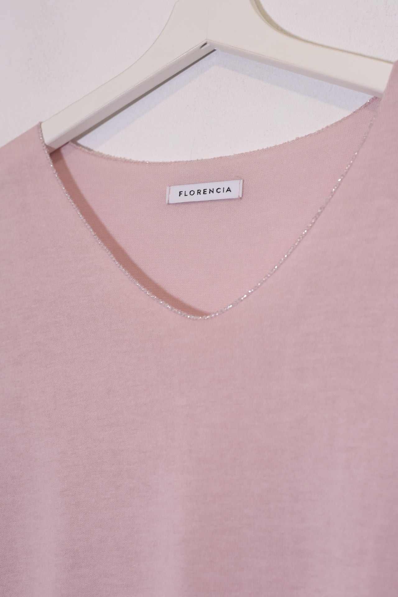 Camiseta cuello pico brillo