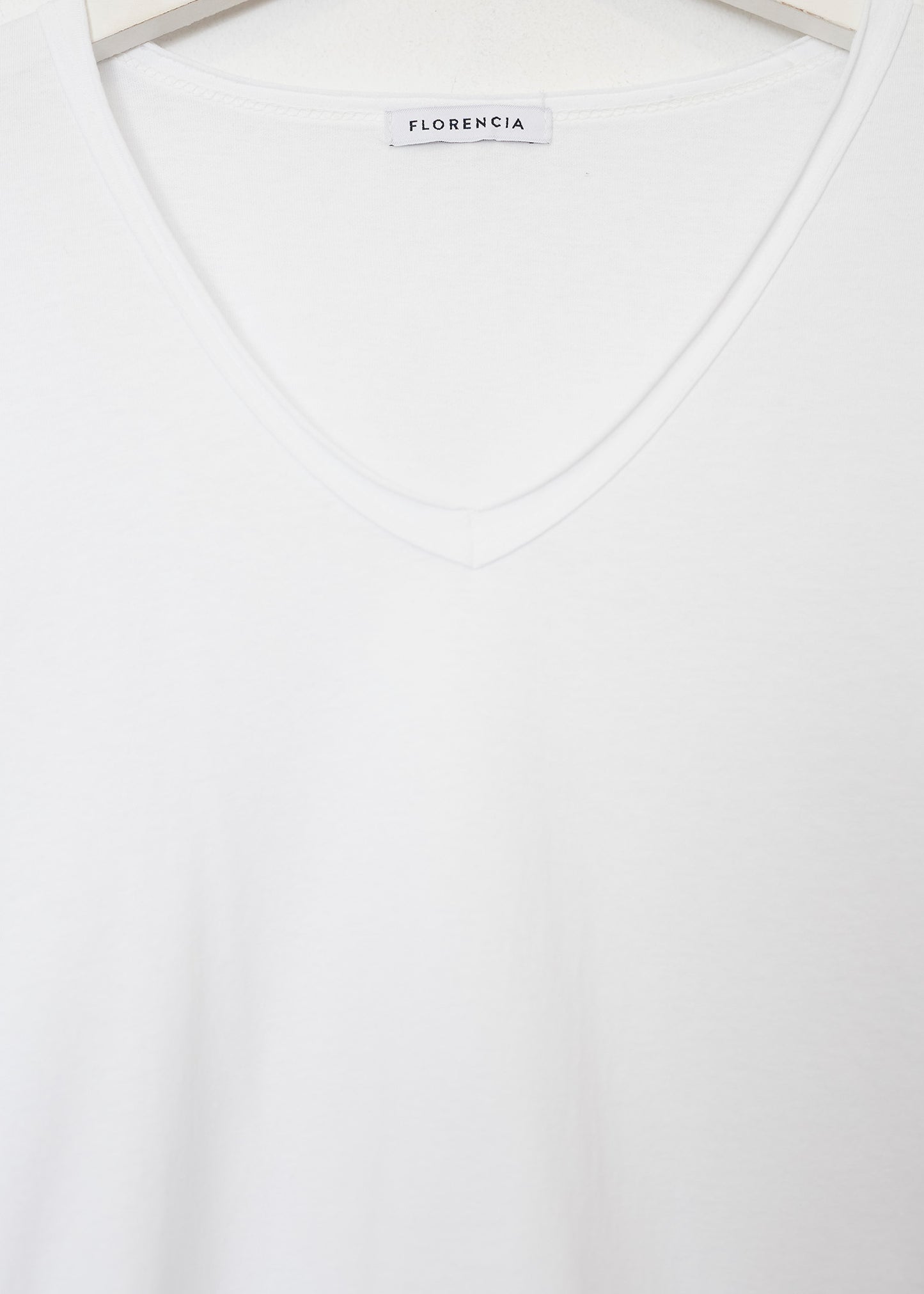 Camiseta básica cuello punta