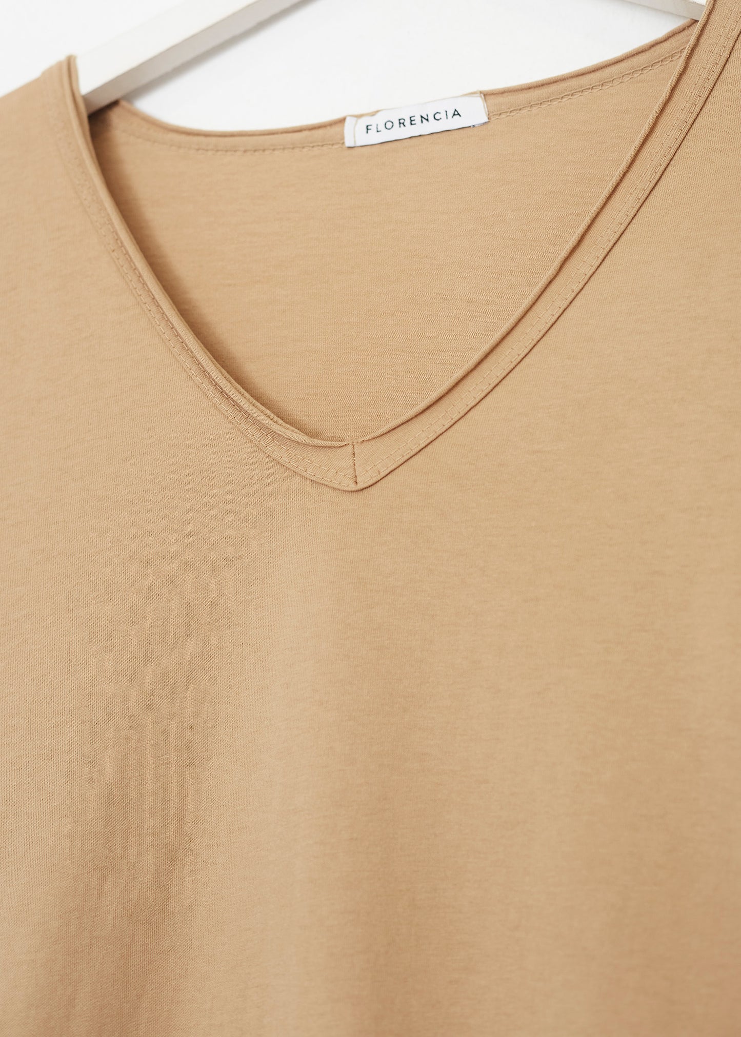 Camiseta básica cuello punta