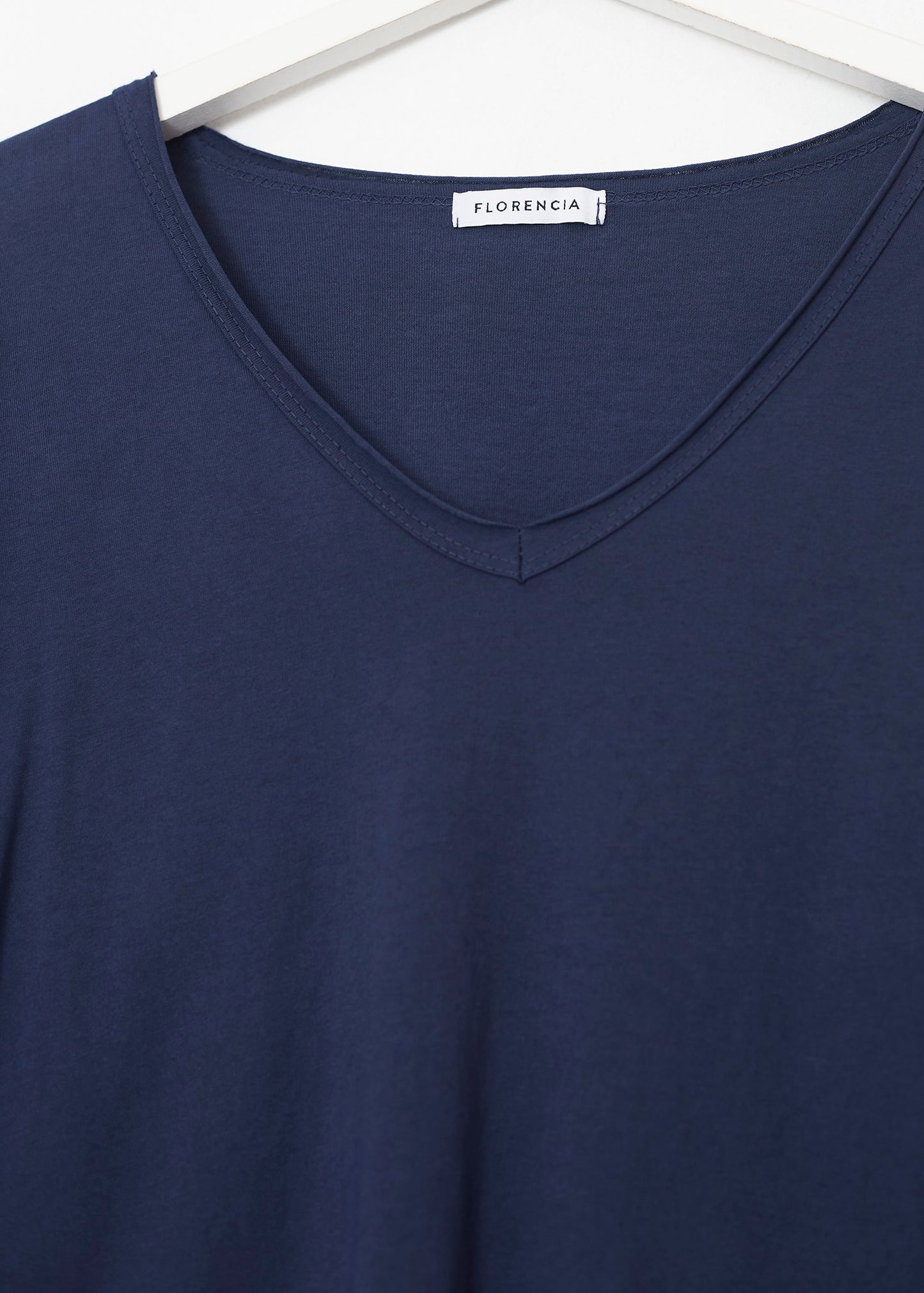 Camiseta básica cuello punta