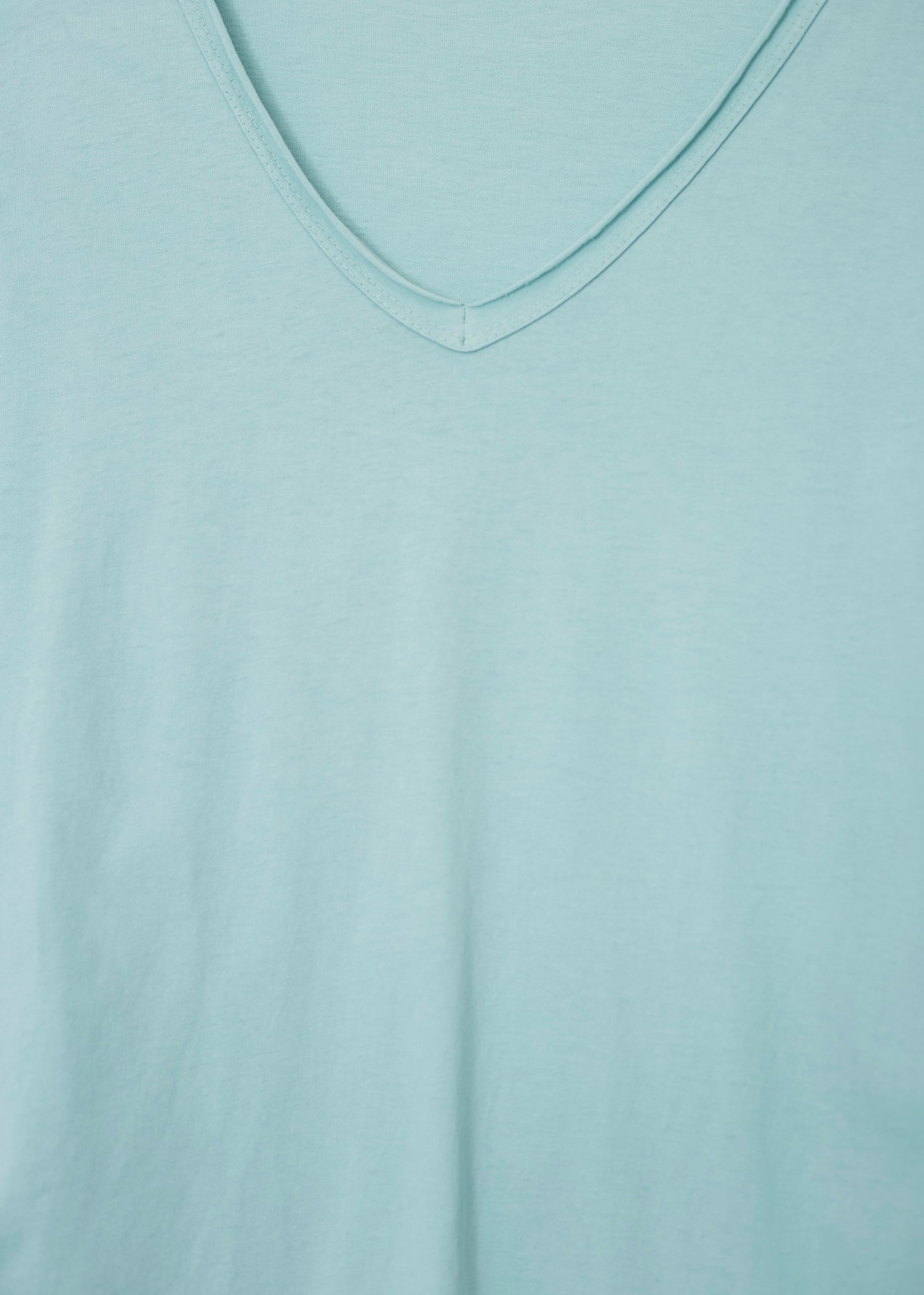 Camiseta básica cuello punta