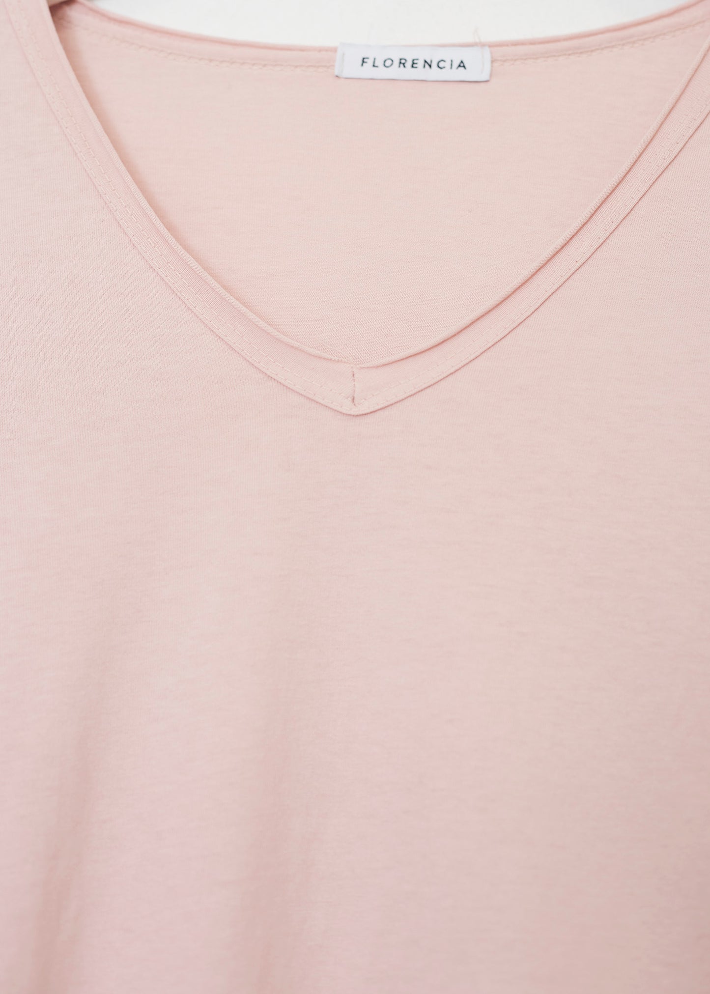 Camiseta básica cuello punta