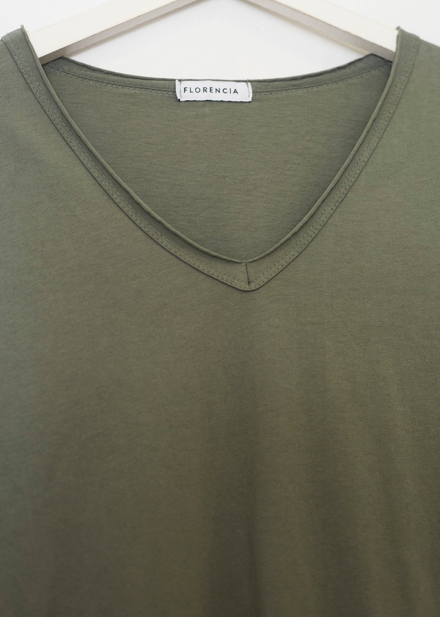 Camiseta básica cuello punta
