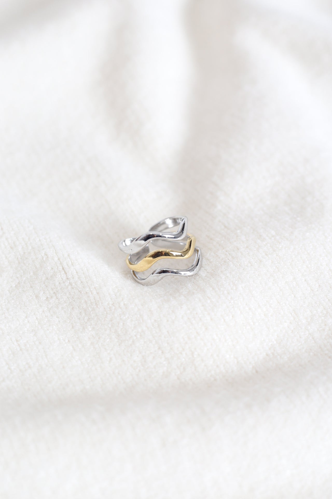 Anillo triple línea ondulada