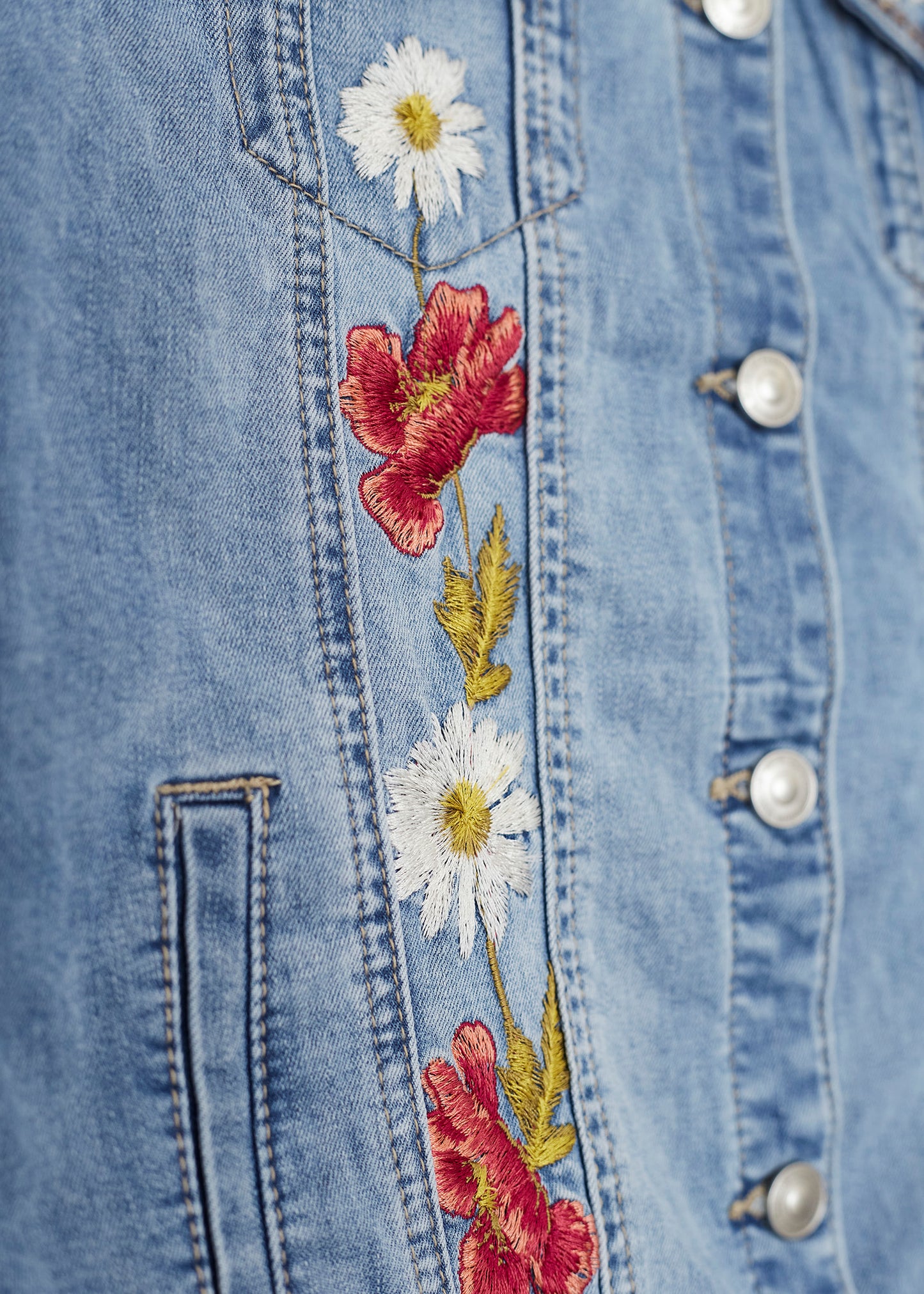 Cazadora denim bordados