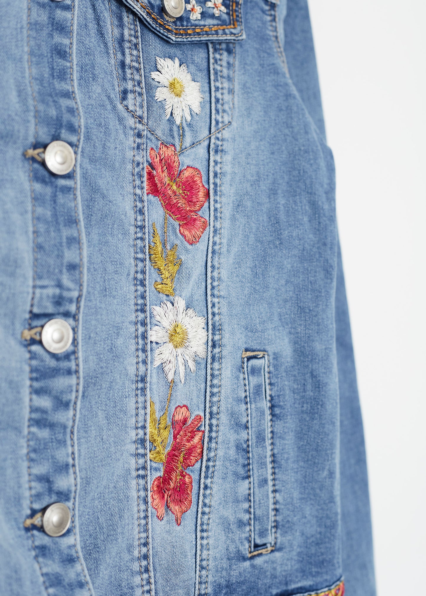 Cazadora denim bordados