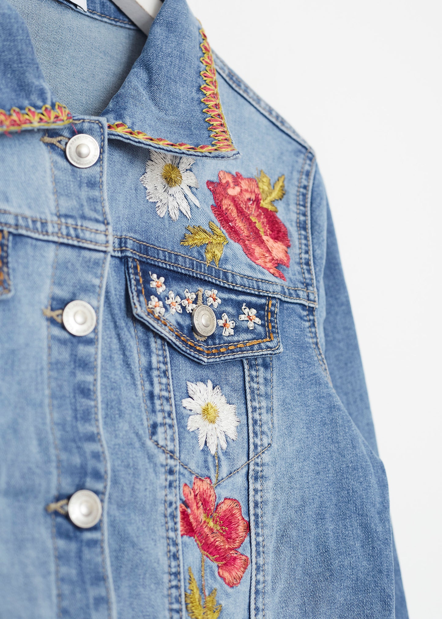Cazadora denim bordados